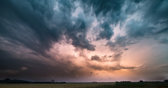 Instytut Meteorologii i Gospodarki Wodnej ostrzega przed burzami z gradem. Zagrzmi i popada w piątek oraz w sobotę. W niedzielę - lokalnie - pogoda uspokoi się. Dziś burzowo będzie na Ziemi Łódzkiej, w Świętokrzyskiem, na Mazowszu, Lubelszczyźnie, Podkarpaciu, Kujawach, Pomorzu, Śląsku oraz w Małopolsce. 