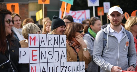 Związek Nauczycielstwa Polskiego zmienia termin i formułę okrągłego stołu. "Edukacyjny okrągły stół w formule Rady Dialogu Społecznego raczej w czerwcu się nie odbędzie" – powiedział RMF FM prezes związku Sławomir Broniarz. 
