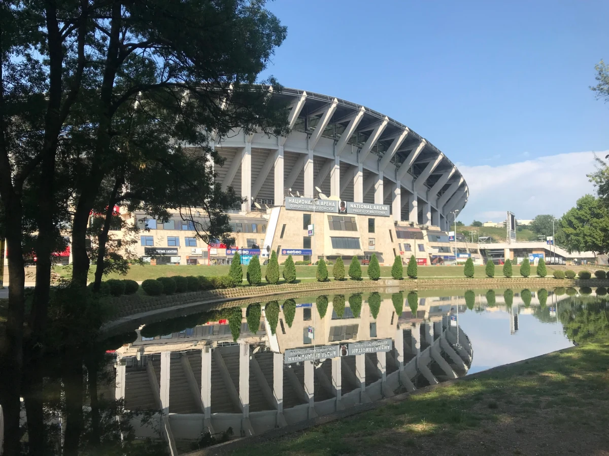 Wieczorem mecz naszej piłkarskiej kadry z Macedonią Północną. Zagramy w niełatwych warunkach. Piłkarze wyjdą na murawę stadionu po upalnym dniu. Gospodarze podkreślają też rolę, jaką odegrać mają kibice. "Z ich wsparciem ciężko będzie nas tu pokonać" - mówił wczoraj lider Macedończyków Goran Pandev.