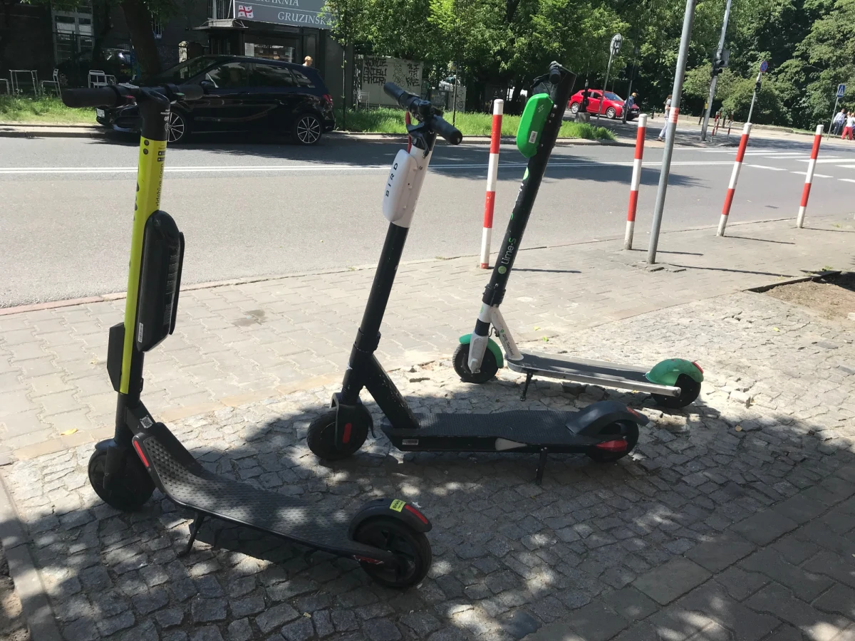 Hulajnogi elektryczne mają poruszać się po ścieżkach rowerowych, a ich użytkownik musi mieć co najmniej 10 lat. Ministerstwo infrastruktury zaprezentowało projekt ustawy, który ma uregulować zasady poruszania się na hulajnogach. O tym, że takie rozwiązania znajdą się w dokumencie, informowaliśmy już kilka dni temu. 