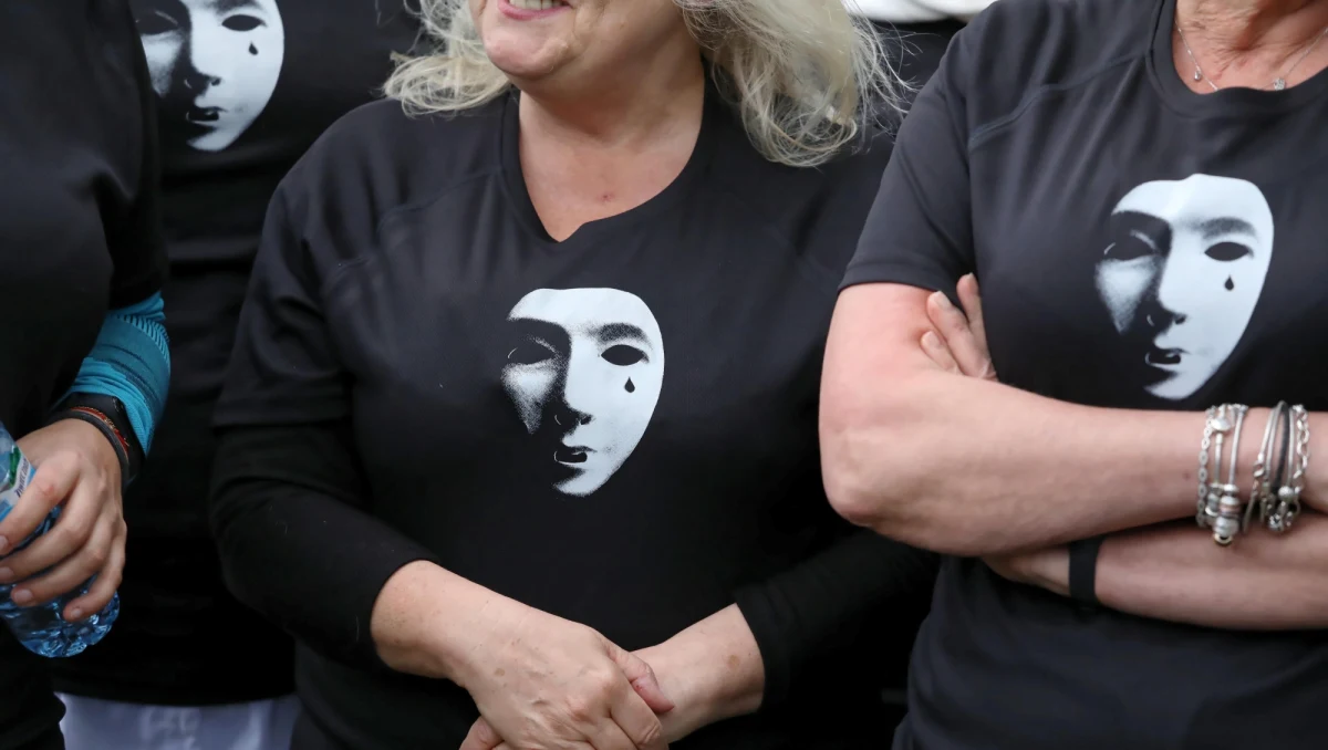 Protestujący od miesiąca przed Ministerstwem Sprawiedliwości pracownicy sądów i prokuratur odrzucają projekt ustawy, który miał być odpowiedzią na ich postulaty. „To gwóźdź do trumny dla pracowników” – mówią.