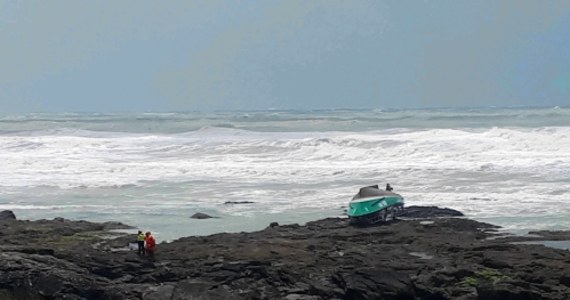 Trzech ratowników zginęło dziś na Atlantyku przy zachodnim wybrzeżu Francji w efekcie przewrócenia się łodzi ratunkowej. Wszystko przez szalejący w tamtym regionie sztorm Miguel. Wiatry w Zatoce Biskajskiej, zarówno u wybrzeży Francji, jak i Hiszpanii, osiągają prędkość nawet 147 km/h.