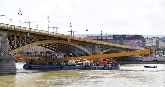 Pływający dźwig, który ma podnieść wrak statku wycieczkowego, jaki zatonął 29 maja po zderzeniu z dużo większym statkiem-hotelem, przybył dziś do miejsca katastrofy przy moście Małgorzaty w Budapeszcie. Liczba ofiar śmiertelnych wzrosła do 19.