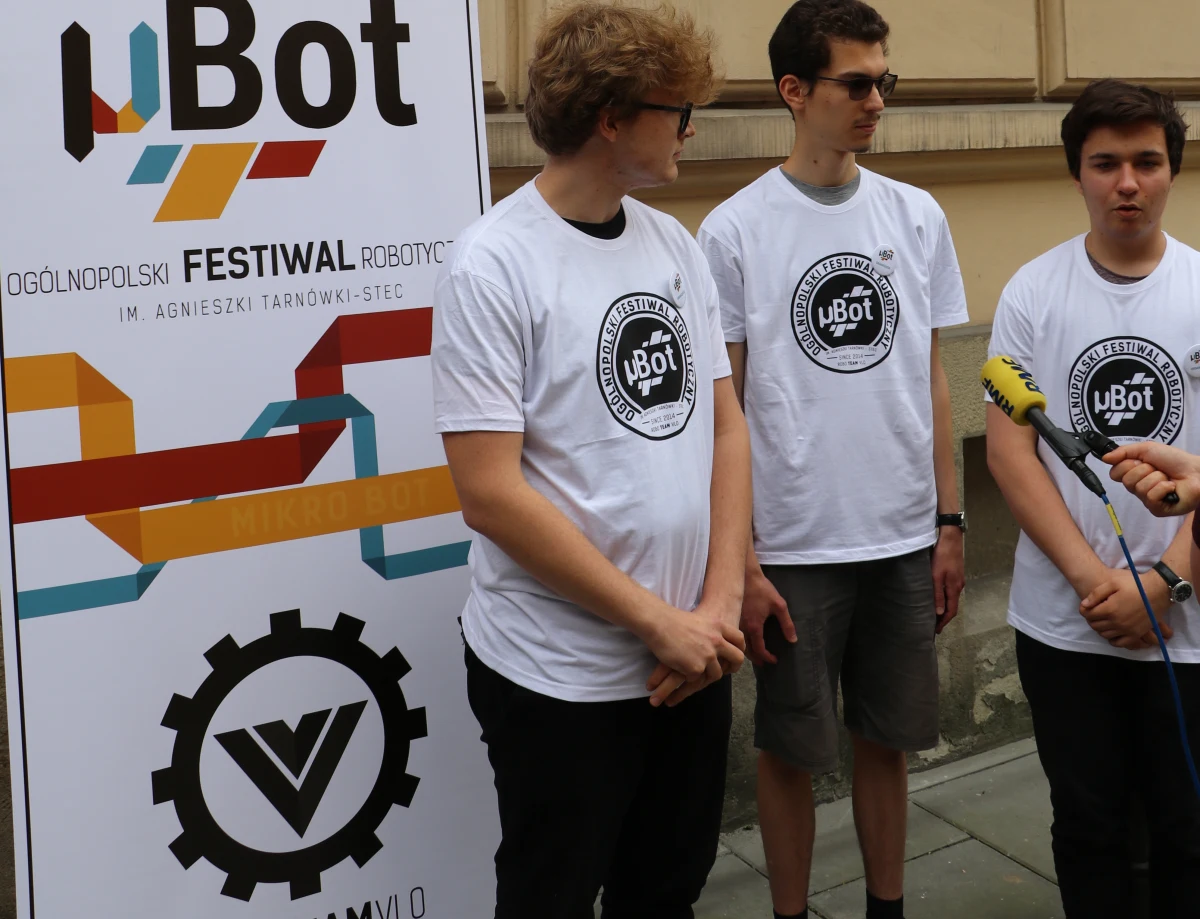 Już po raz 6. uczniowie z całej Polski będą się mogli zmierzyć w zawodach robotów. W V Liceum Ogólnokształcącym im. Augusta Witkowskiego w Krakowie przy ulicy Studenckiej. Do tegorocznego konkursu zgłosiło się 93 drużyny z całej Polski, uczniowie samodzielnie skonstruowane przez siebie roboty wystawią w 5 konkurencjach. Każdy z uczniów musiał sam zaprojektować, zbudować i zaprogramować robota.