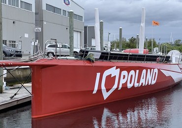 Jacht "I Love Poland" wyciągnięty z wody. Zaczyna się jego naprawa