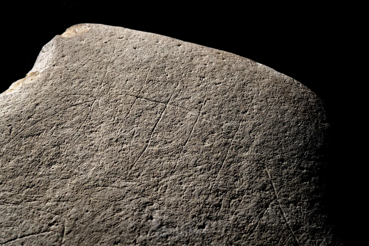 Prehistoryczny pierwowzór… komiksu - sprzed 12 tysięcy lat – został odkryty we Francji! Według archeologów chodzi o kamienną płytę, wielkości współczesnych czasopism, na której zostały wyryte historyjki obrazkowe z udziałem zwierząt.