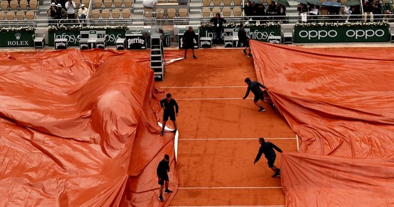 Na organizatorów wielkoszlemowego turnieju tenisowego French Open spadła krytyka za to, że jako miejsce rozegrania przesuniętych na piątek półfinałów kobiecego singla wyznaczyli dwa mniejsze korty, a nie - zgodnie z tradycją - centralny.