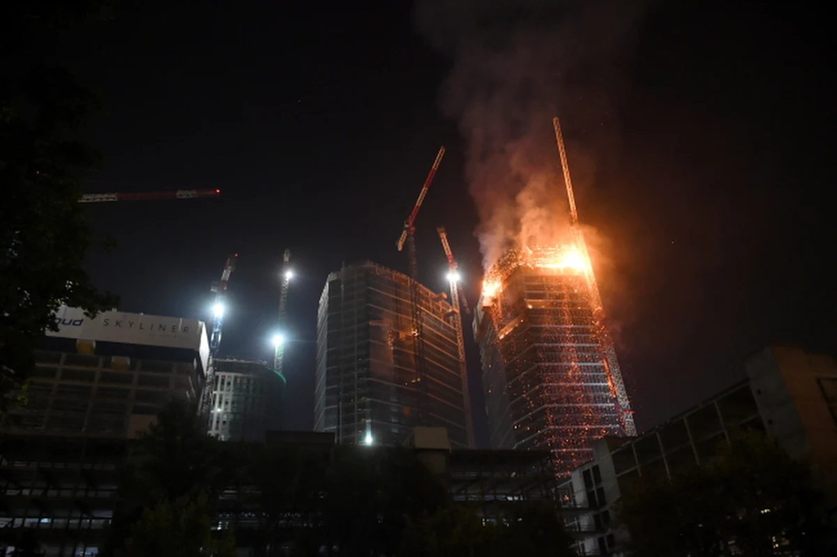 Strażakom udało się zlokalizować i opanować pożar na budowie wieżowca The Warsaw Hub. Akcja dogaszania i dozorowania może potrwać ok.12 godzin.
