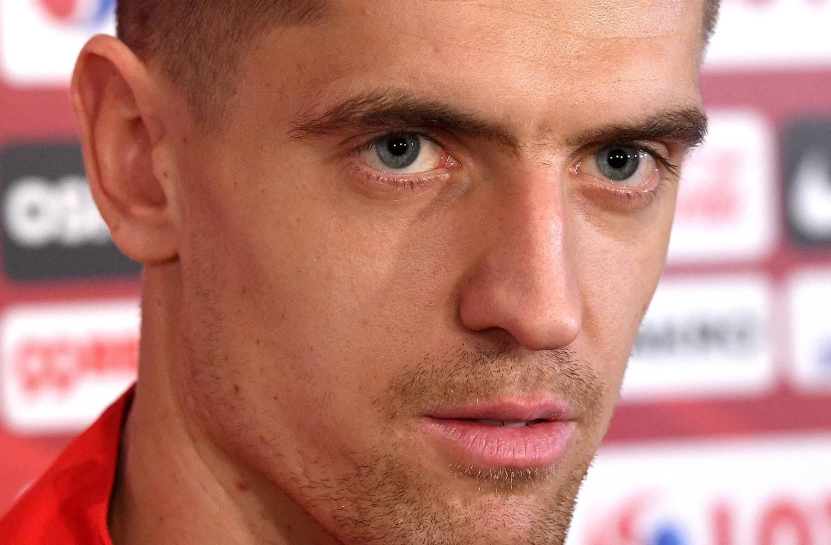 "Mam nadzieję, że będziemy grali w ustawieniu z dwoma napastnikami. Widać, że wówczas nasza gra jest lepsza i stwarzamy więcej sytuacji" - przyznał Krzysztof Piątek po zwycięskim, ale rozczarowującym pod względem poziomu gry naszej reprezentacji, meczu biało-czerwonych z drużyną Macedonii Północnej w eliminacjach Euro 2020. Polacy rozpoczęli to spotkanie w ustawieniu z jednym napastnikiem, a sam Piątek - na ławce rezerwowych. Na murawie pojawił się po przerwie i dwie minuty później wpisał się na listę strzelców. Była to, jak się okazało, jedyna bramka tego meczu.