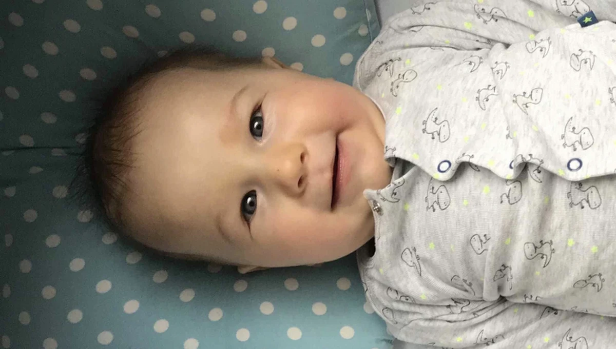 Kacperek urodził się w grudniu 2018 roku. Po ponad 3 miesiącach zdiagnozowano u niego rdzeniowy zanik mięśni typu I. Rodzina zbiera pieniądze na najdroższy lek na świecie, który kosztuje ponad 2 miliony dolarów.