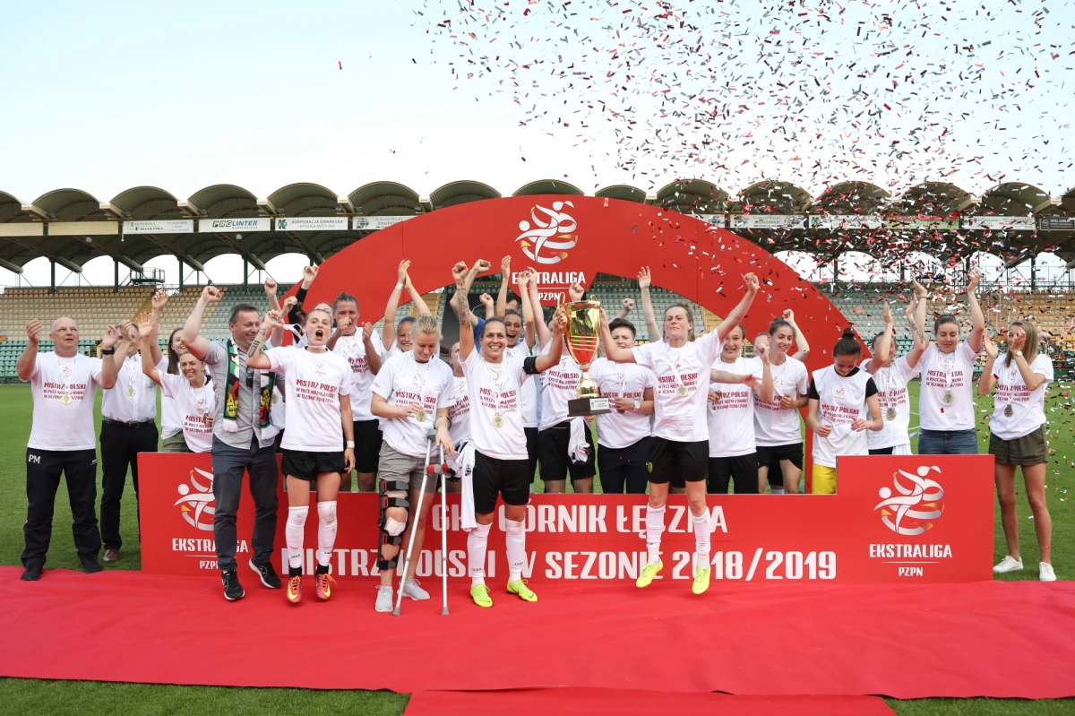 Piłkarki nożne Górnika Łęczna obroniły tytuł mistrza Polski dzięki sobotniej wygranej u siebie z Medykiem Konin 2:0 (1:0) w ostatniej kolejce ekstraligi.