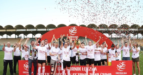 Piłkarki nożne Górnika Łęczna obroniły tytuł mistrza Polski dzięki sobotniej wygranej u siebie z Medykiem Konin 2:0 (1:0) w ostatniej kolejce ekstraligi.