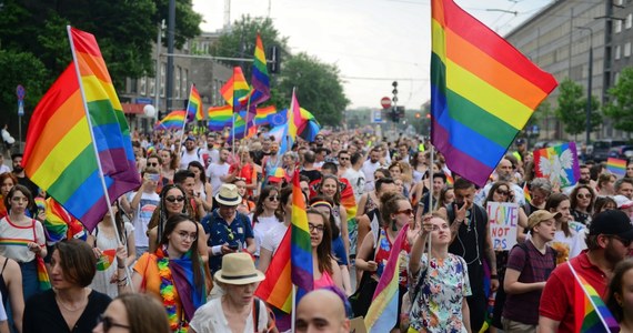 W sobotę po południu po raz 19. stołecznymi ulicami przeszła Parada Równości. Po raz pierwszy impreza objęta była patronatem prezydenta miasta. "Bardzo mi zależy, żeby Warszawa była otwarta, tolerancyjna i dzisiaj dokładnie taka jest" - podkreślił prezydent Warszawy Rafał Trzaskowski.