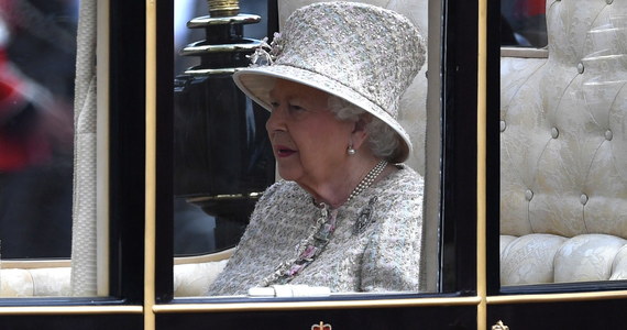 Tysiące Brytyjczyków uczestniczyły w sobotę w Londynie w oficjalnych obchodach 93. urodzin królowej Elżbiety II. Podziwiano uroczysty przemarsz 1,4 tys. brytyjskich żołnierzy oraz przelot samolotów Królewskich Sił Powietrznych (RAF).