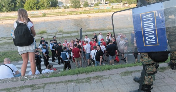 ​Macedońska policja poinformowała w sobotę, że łącznie zatrzymała 223 polskich kibiców piłkarskich, którzy przyjechali do Skopje na piątkowy mecz biało-czerwonych w eliminacjach mistrzostw Europy. Przed spotkaniem doszło do starć na ulicach miasta.