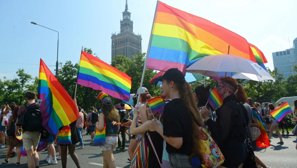 Warszawskimi ulicami przeszła Parada Równości. Na trasie marszu Szymon Niemiec, który jest byłym biskupem Zjednoczonego Ekumenicznego Kościoła Katolickiego w Polsce odprawił nabożeństwo ekumeniczne. Niektórzy uznali to za parodię katolickiej mszy.
