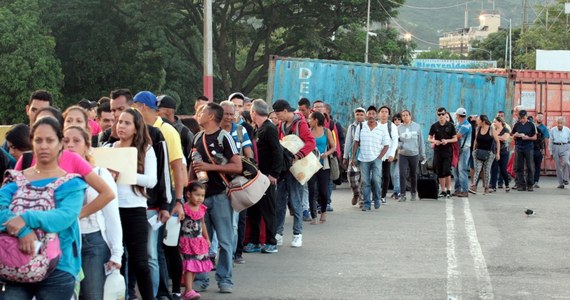 Tysiące Wenezuelczyków przekroczyło granicę z Kolumbią, żeby kupić żywność i leki. Granica była zamknięta przez ostatnie 4 miesiące. Zgodę na jej otwarcie wyraził prezydent Wenezueli Nicolas Maduro. 
