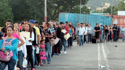 Kryzys w Wenezueli: Ludzie masowo przekraczają granicę z Kolumbią 