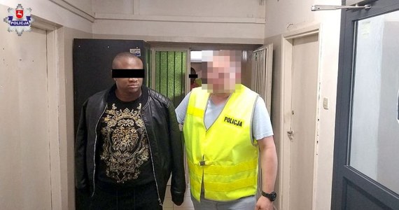 Policjanci zatrzymali 30-letniego Nigeryjczyka i jego 23-letnią wspólniczkę. Para jest podejrzana o oszustwa matrymonialne. 30-latek przez internet podawał się za oficera armii amerykańskiej i wyłudzał pieniądze od zainteresowanych nim kobiet. 