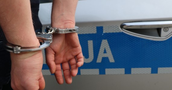 Policja schwytała mieszkańca Chełmży podejrzewanego o uprowadzenie, bicie i gwałcenie młodej kobiety, która w stanie zagrożenia życia trafiła do miejscowego szpitala. Służby zaalarmowała dyrekcja placówki. Poszukiwania oprawcy trwały od wczoraj.