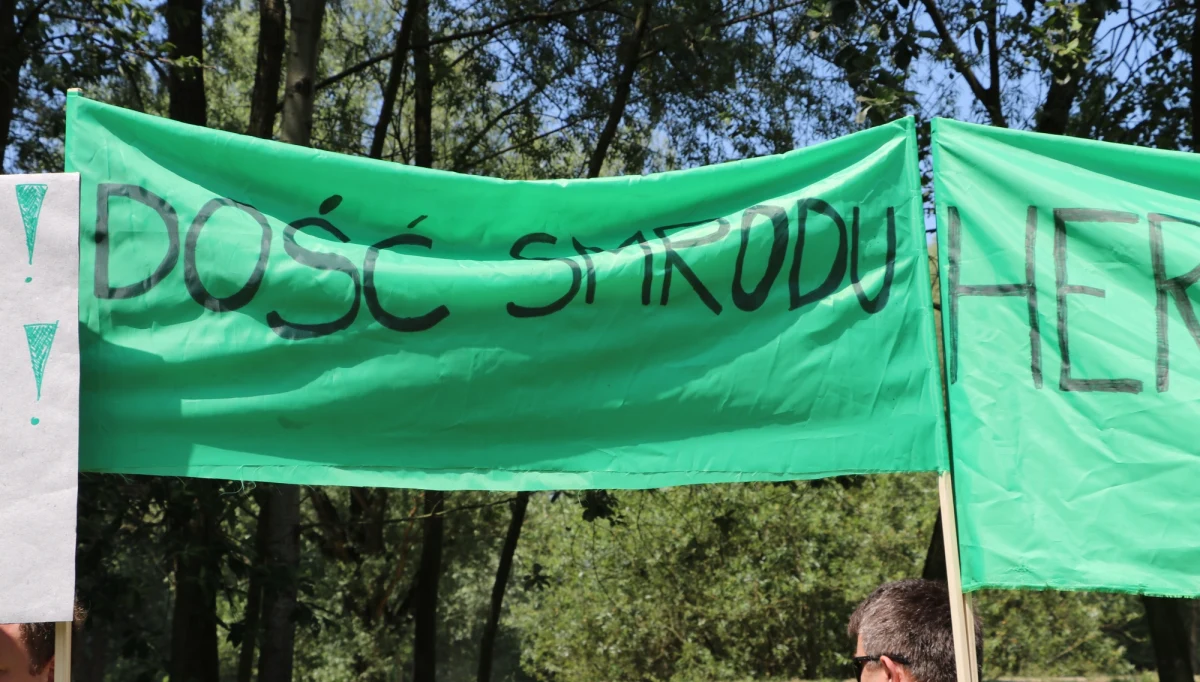 ​"Mamy dość smrodu" - mówią mieszkańcy podkrakowskiej Skawiny, którzy protestują przeciwko miejscowej firmie produkującej części samochodowe. Zakład - ich zdaniem - zatruwa powietrze.