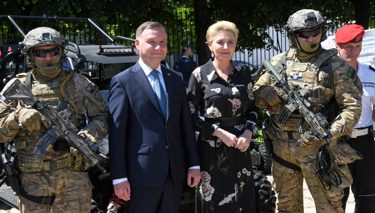 Rozpoczynająca się w środę wizyta pary prezydenckiej w Stanach Zjednoczonych - to jedno z najważniejszych politycznych wydarzeń nadchodzącego tygodnia. Podczas spotkania Andrzeja Dudy i Donalda Trumpa mogą zostać ogłoszone szczegóły dotyczące zwiększenia obecności amerykańskich wojsk w Polsce. Prezydent Stanów Zjednoczonych wyda przyjęcie na cześć polskiej pary prezydenckiej. Do następnego poniedziałku Andrzej Duda ma odwiedzić m.in. Newadę i San Francisco. Dokładny harmonogram wizyty zostanie zaprezentowany w poniedziałek podczas zapowiedzianego briefingu szefa gabinetu prezydenta Krzysztofa Szczerskiego.