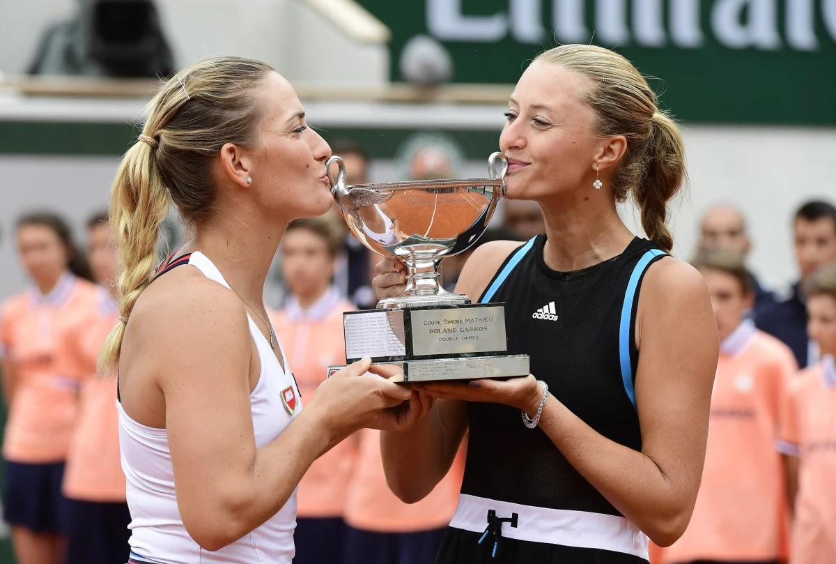 Kristina Mladenovic i Timea Babos triumfują w finale debla wielkoszlemowego French Open! W decydującym pojedynku rozstawione z "dwójką" Francuzka i Węgierka pokonały Chinki Yingying Duan i Saisai Zheng 6:2, 6:3. Dla Babos i Mladenovic to drugi wspólnie zdobyty wielkoszlemowy tytuł.