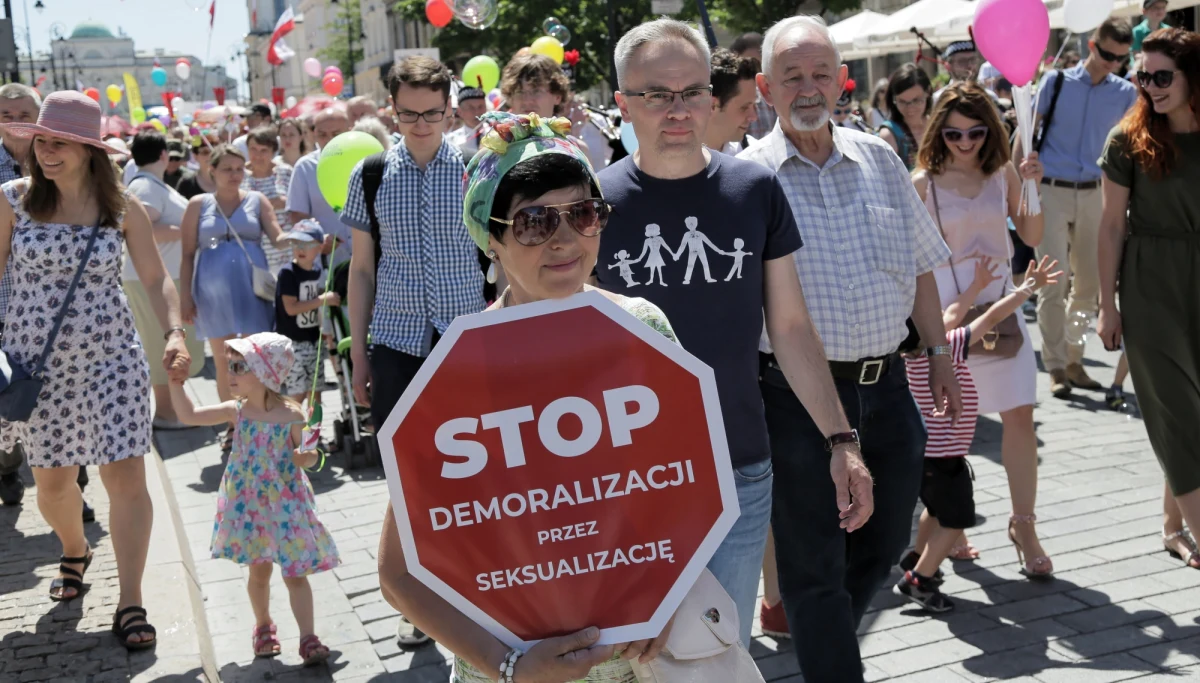 ​Pod hasłem "Nie pozwól na demoralizującą seksedukację w warszawskich szkołach" przeszedł w niedzielę ulicami stolicy XIV Marsz dla Życia i Rodziny, w którym - według jego organizatorów z Centrum Życia i Rodziny - wzięło udział ok. 20 tys. osób.