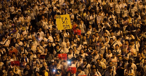 Setki tysięcy osób wyszły na ulice Hongkongu, by zaprotestować przeciwko zmianom prawa ekstradycyjnego, umożliwiającym przekazywanie podejrzanych władzom Chin kontynentalnych. Mógł to być największy marsz protestu w mieście od 2003 roku.