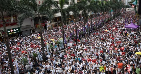 ​Kilkuset demonstrantów starło się w niedzielę z policją przed gmachem parlamentu Hongkongu. Wcześniej ponad milion osób wyszło na ulice Hongkongu, by zaprotestować przeciwko projektowi zmian w prawie, umożliwiających przekazywanie podejrzanych władzom Chin kontynentalnych.