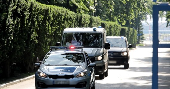 "Jeśli nie będę ułaskawiony, ujawnię, kto za mną stał" - pisze biznesmen, skazany w aferze podsłuchowej, we wniosku o ułaskawienie do prezydenta Andrzeja Dudy, do którego dotarła "Rzeczpospolita" - informuje dziennik w poniedziałkowym wydaniu.
