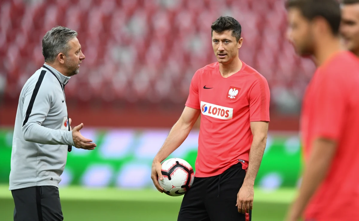 Piłkarze reprezentacji Polski poniedziałkowym zwycięstwem nad Izraelem mogą umocnić się na prowadzeniu w grupie G eliminacji mistrzostw Europy 2020. Kibice domagają się również poprawy stylu gry po słabym meczu wyjazdowym z Macedonią Północną.
