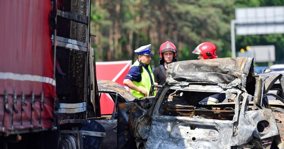 Śledczy mają dziś przesłuchać kierowcę tira, który brał udział w tragicznym karambolu pod Szczecinem. Na autostradzie w kierunku morza ciężarówka zderzyła się z 6 autami osobowymi, które następnie stanęły w płomieniach. Na miejscu zginęło 6 osób. 