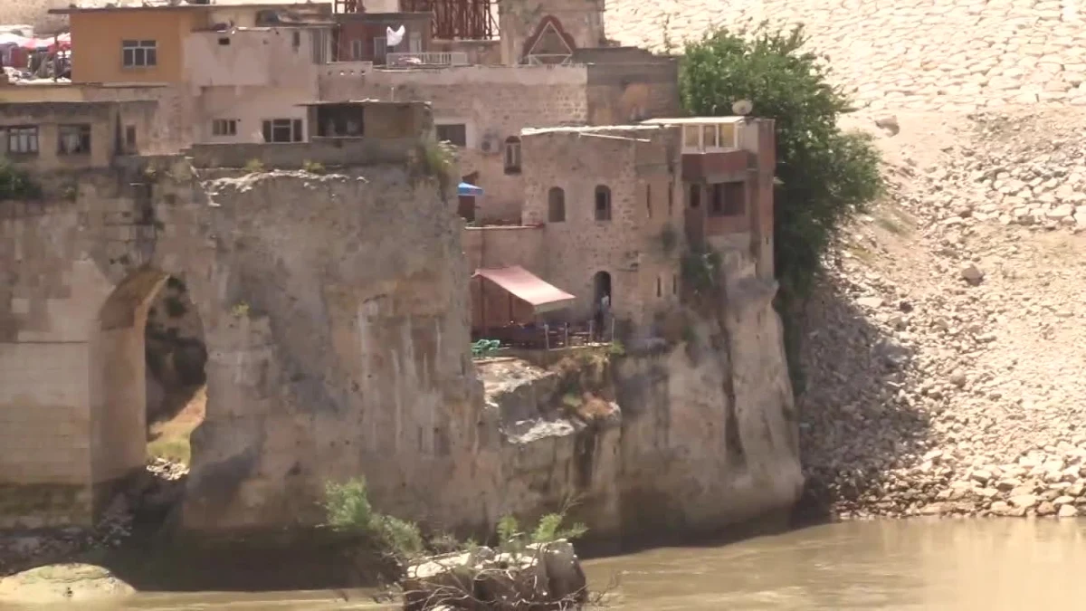 Starożytne tureckie miasto wkrótce zniknie pod wodą. W regionie Batman w Turcji powstaje tama, która ma generować około 1200 megawatów energii elektrycznej, a Hasankeyf leży na obszarze zalewowym zbiornika zaporowego. 10 czerwca ma zostać on wypełniony, a wtedy liczące około 12 tysięcy lat miasto zaleje woda.