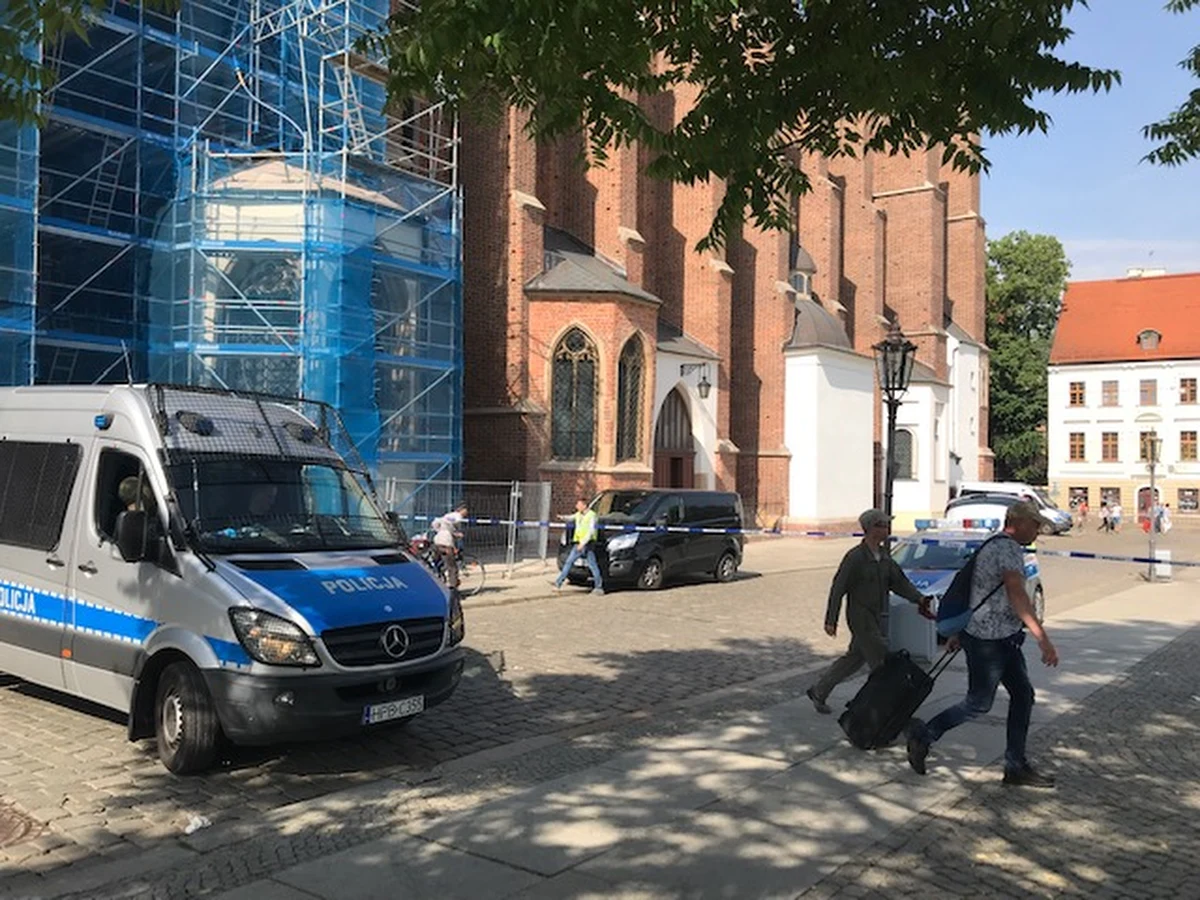 57-letni mężczyzna zaatakował księdza przed kościołem przy ul. św. Jadwigi we Wrocławiu. Sprawca ugodził duchownego nożem w klatkę piersiową. Poszkodowany jest w szpitalu.