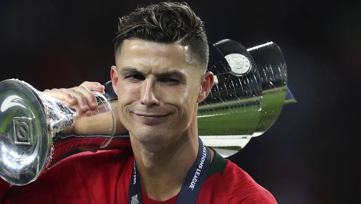 W ostatni weekend poznaliśmy rozstrzygnięcie pierwszej w historii piłkarskiej Ligi Narodów. W finale Portugalia pokonała Holandię 1:0. Po meczu miała miejsce nietypowa sytuacja. Kapitan wygranej drużyny Cristiano Ronaldo przekonywał swojego przeciwnika do przejścia do Juventusu Turyn.