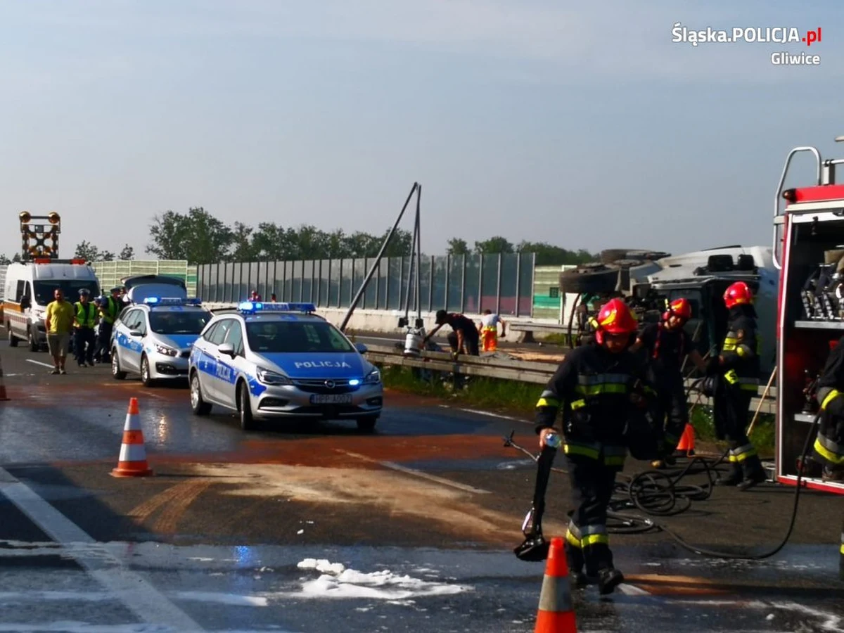 Przybywa utrudnień drogowych w rejonie Gliwic. Rano na autostradzie A4 przewróciła się ciężarówka. Teraz na drodze objazdowej również są poważne utrudnienia.