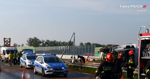 Przybywa utrudnień drogowych w rejonie Gliwic. Rano na autostradzie A4 przewróciła się ciężarówka. Teraz na drodze objazdowej również są poważne utrudnienia.