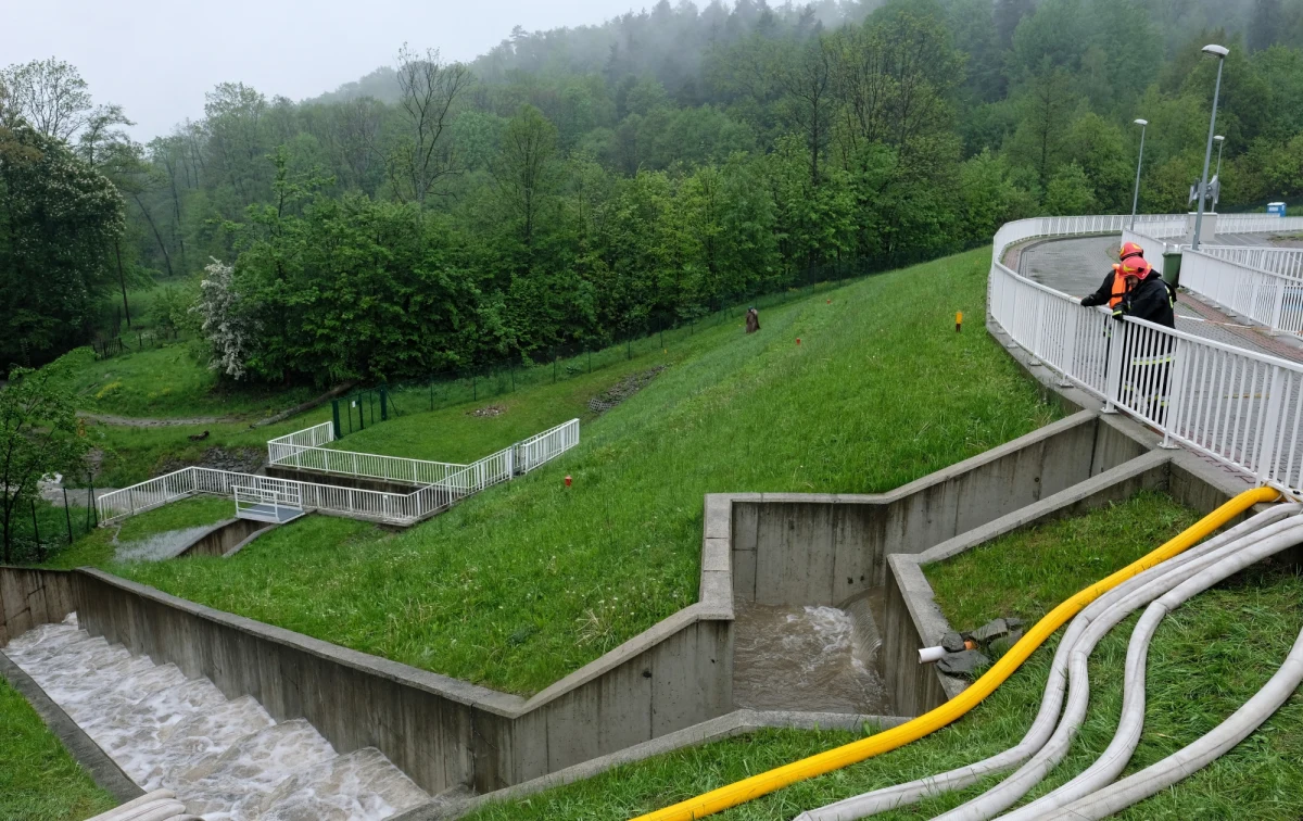 Wadliwa zapora w Wilkowicach koło Bielska-Białej ma zostać rozebrana – taką decyzję wydał Wojewódzki Inspektor Nadzoru Budowlanego w Katowicach. O zaporze zrobiło się głośno podczas majowych ulew. Zbiornik szybko wypełnił się wodą i okazało się, że tama zagraża mieszkańcom, bo może zostać przerwana.​ Mieszkańcy Wilkowic musieli być ewakuowani.