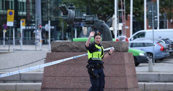 Szwedzka policja postrzeliła mężczyznę, który na dworcu centralnym w Malmo groził wysadzeniem bomby. Budynek został ewakuowany, sprowadzeni na miejsce antyterroryści unieszkodliwili  pozostawiony przez mężczyznę bagaż. 