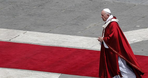 Papież Franciszek wyznał, że chciałby w 2020 roku pojechać do Iraku. Podczas audiencji dla organizacji Dzieła Pomocy Kościołom Wschodnim (ROACO) potępił sytuację, gdy porty są zamknięte dla statków z migrantami, a otwarte dla transportów broni. "Wiele razy myślę o gniewie Boga, jaki spadnie na rządzących państwami, którzy mówią o pokoju i sprzedają broń, by prowadzić wojny" – mówił. "Ta hipokryzja to grzech" - ostrzegł papież.