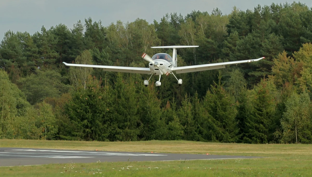 ​Na lotnisku w Modlinie rozbił się mały samolot szkoleniowy - dowiedział się dziennikarz RMF FM.