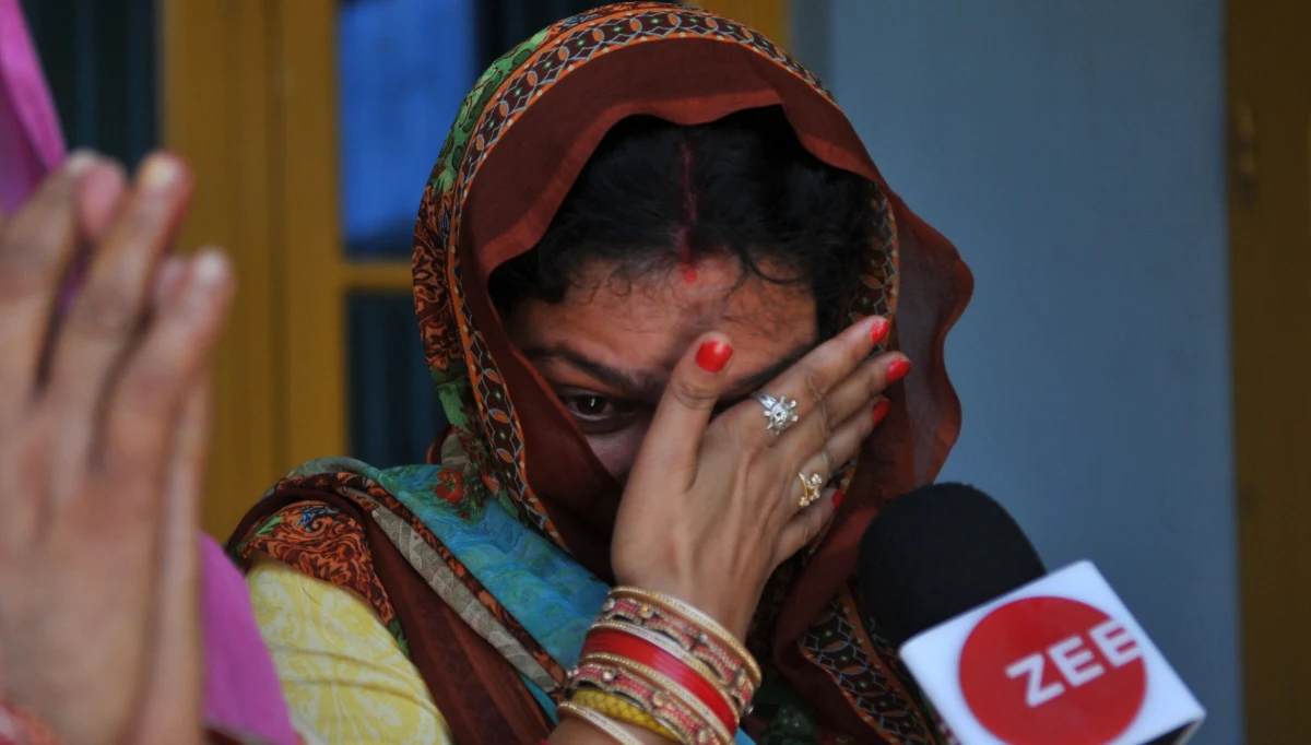 Indyjski sąd skazał na dożywocie trzech głównych oskarżonych w głośnej sprawie gwałtu i zabójstwa 8-letniej muzułmańskiej dziewczynki. Wśród skazanych są hinduistyczny kapłan oraz policjanci. Po tej sprawie rząd zaostrzył kary za przestępstwa wobec dzieci.