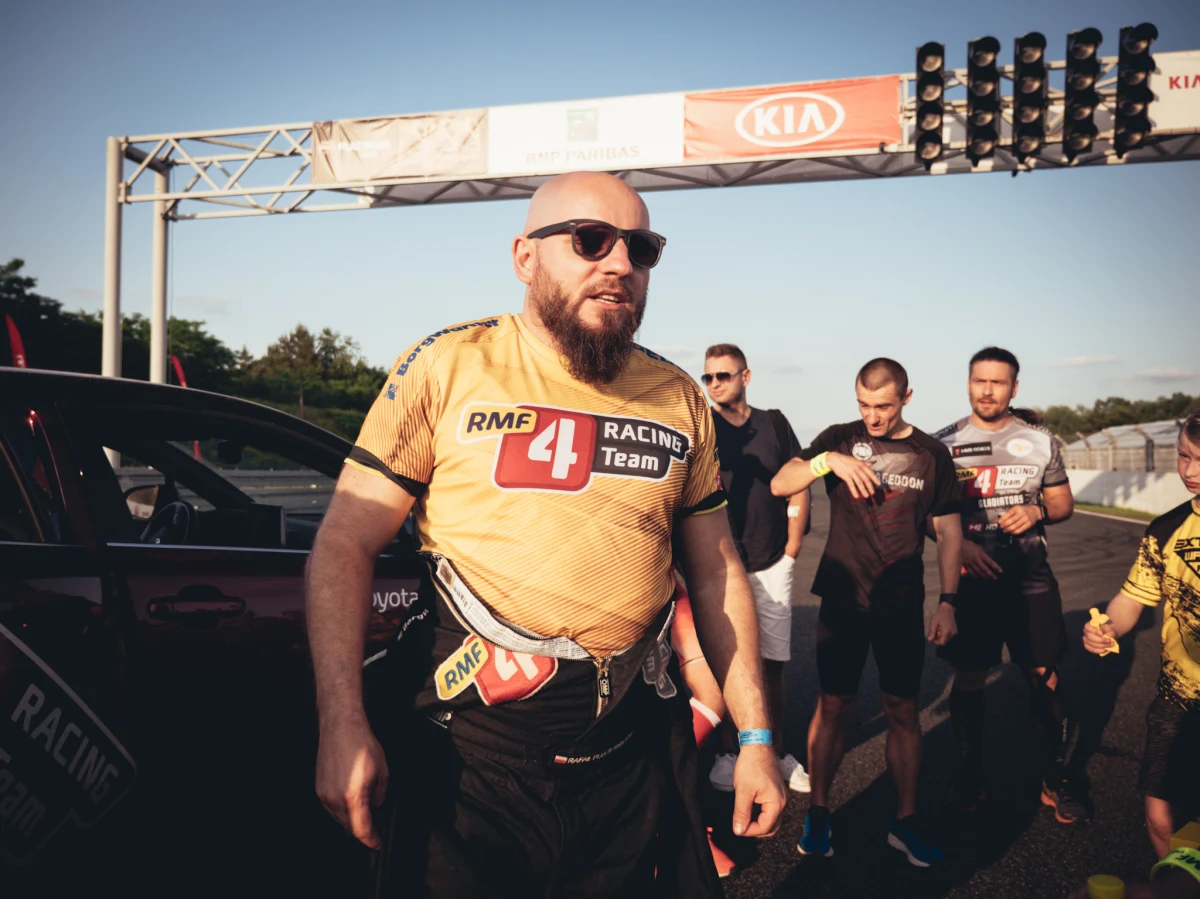 Bieganie i ćwiczenia wykorzystujące ciężar własnego ciała - to tylko niektóre z elementów treningu na Torze Poznań. Zajęcia dla chętnych przygotowali zawodnicy RMF4RT Gladiators: Michał Sokołowski oraz Marcin Ćwirzeń. 
