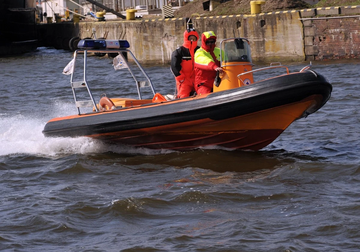Zawieszono akcję ratunkową na Zalewie Szczecińskim. Na razie nie odnaleziono 80-letniego sternika, którego jacht był osadzony na mieliźnie w pobliżu Lubina w Zachodniopomorskiem. Akcja prawdopodobnie zostanie wznowiona we wtorek.