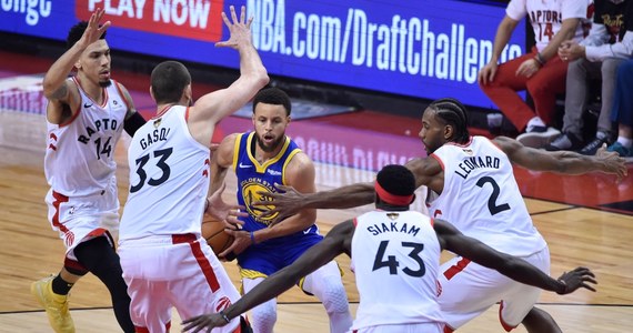 Koszykarze Golden State Warriors pokonali na wyjeździe Toronto Raptors 106:105, ale w toczącej się do czterech zwycięstw rywalizacji o mistrzostwo ligi NBA przegrywają 2-3. Do składu "Wojowników" wrócił Kevin Durant, jednak już w drugiej kwarcie kontuzja mu się odnowiła.