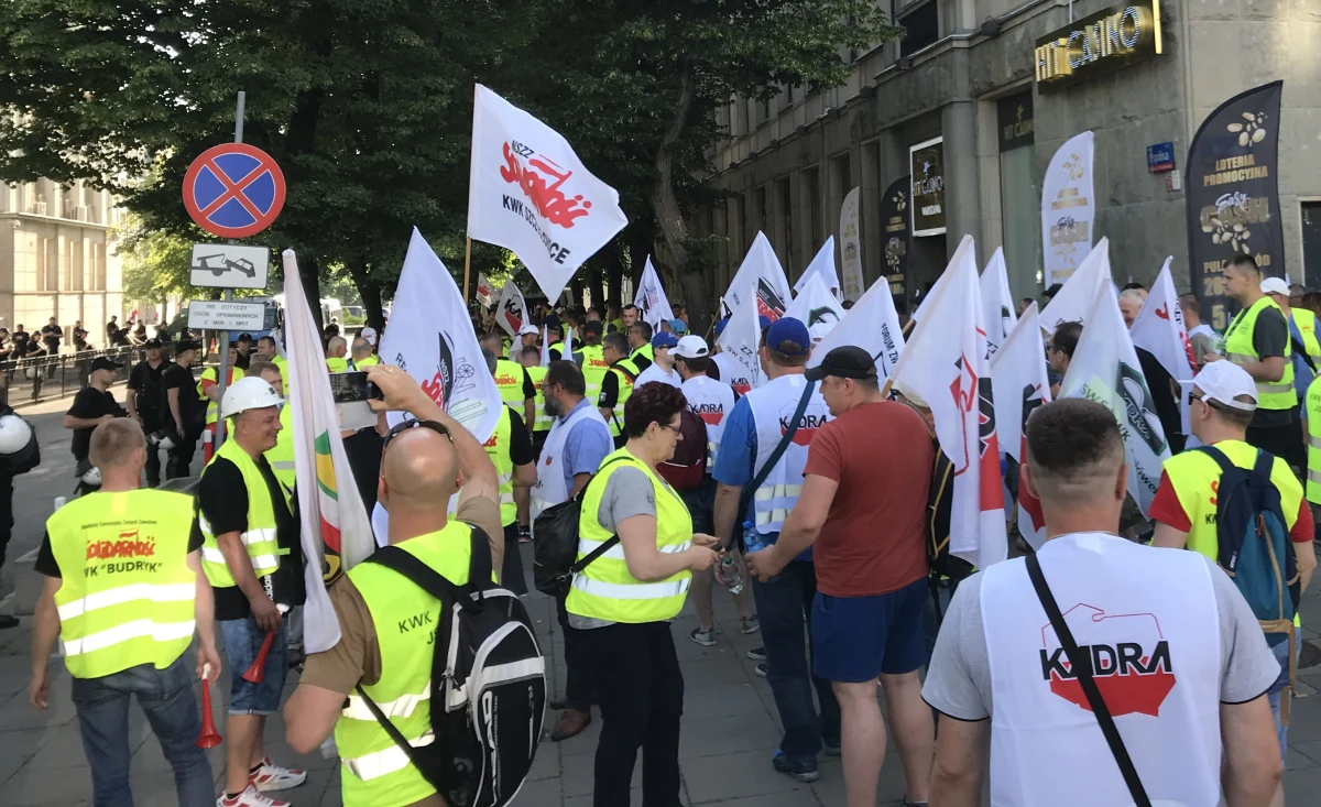 Rada nadzorcza JSW odwołała ze stanowiska prezesa Daniela Ozona. W Warszawie przed siedzibą Ministerstwa Energii w obronie swojego prezesa manifestowali górnicy z Jastrzębia. 