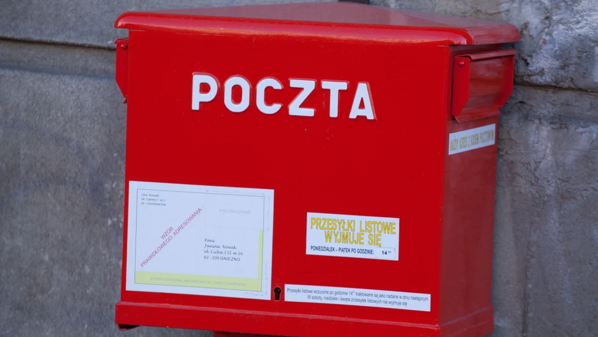 Centralne Biuro Antykorupcyjne zatrzymało 11 osób w związku z nieprawidłowościami przy przetargach dla Poczty Polskiej - dowiedziała się PAP. Wśród zatrzymanych jest pięciu pracowników Poczty, a korupcja ma dotyczyć zamówień na ponad 30 mln zł.