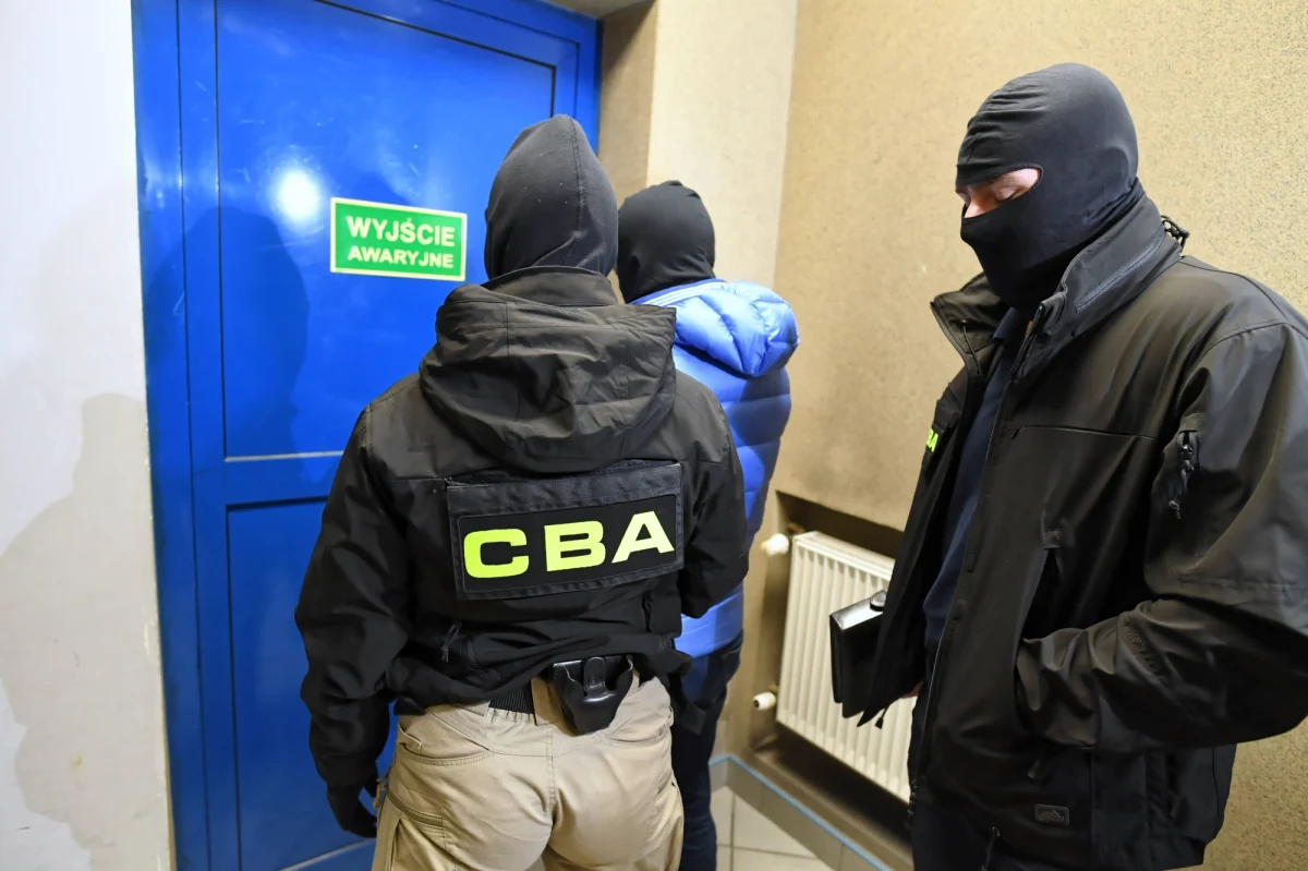 11 osób zostało zatrzymanych przez funkcjonariuszy Centralnego Biura Antykorupcyjnego w związku ze sprawą zamówień publicznych o wartości ponad 30 mln zł realizowanych na rzecz Poczty Polskiej. 