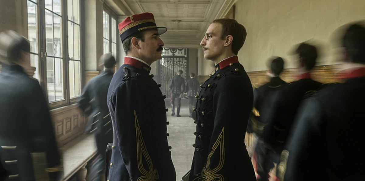 "Oficer i szpieg", najnowszy film Romana Polańskiego, 27 grudnia pojawi się w polskich kinach. To epicki dreszczowiec szpiegowski, adaptacja bestsellerowej powieści Roberta Harrisa.  